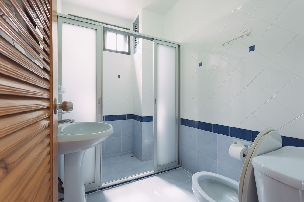 Twin Bedroom with Private Bathroom photo 2