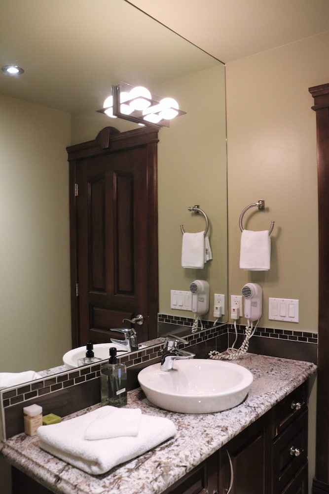 King Suite with balcony, fireplace photo 2