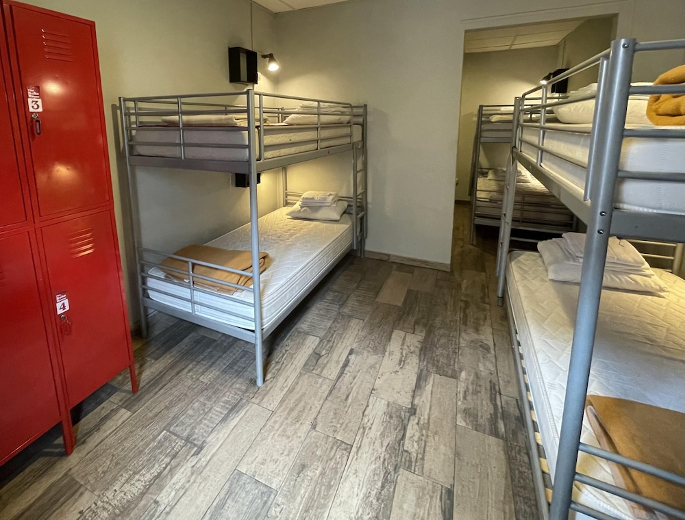 Dormitorio compartido, solo para mujeres, baño compartido.