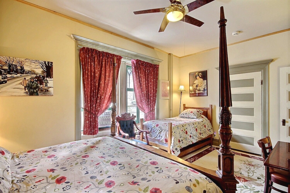 Family Room, Private Bathroom (Field of Feathers) photo 2