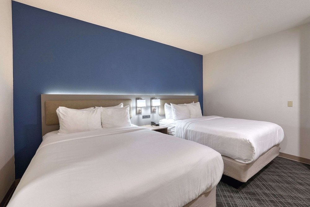 2 Queen Beds - Poolside