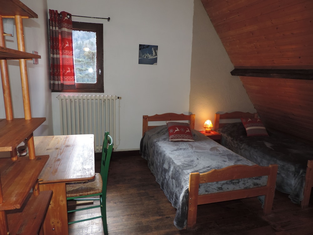Triple Room, 3 Twin Beds (Chardons Bleus) photo 2