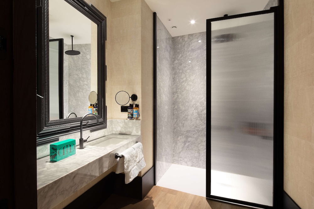 Room, 1 King Bed, Accessible (Roll-In Shower - Kng Accessible Puris) thumbnail 6