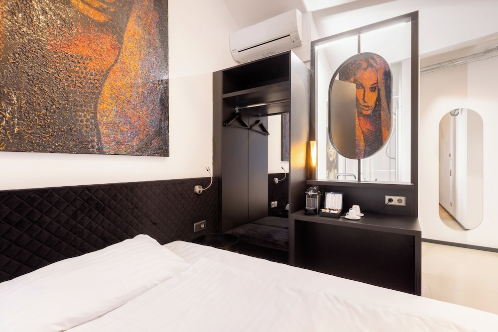single room with queensize bed