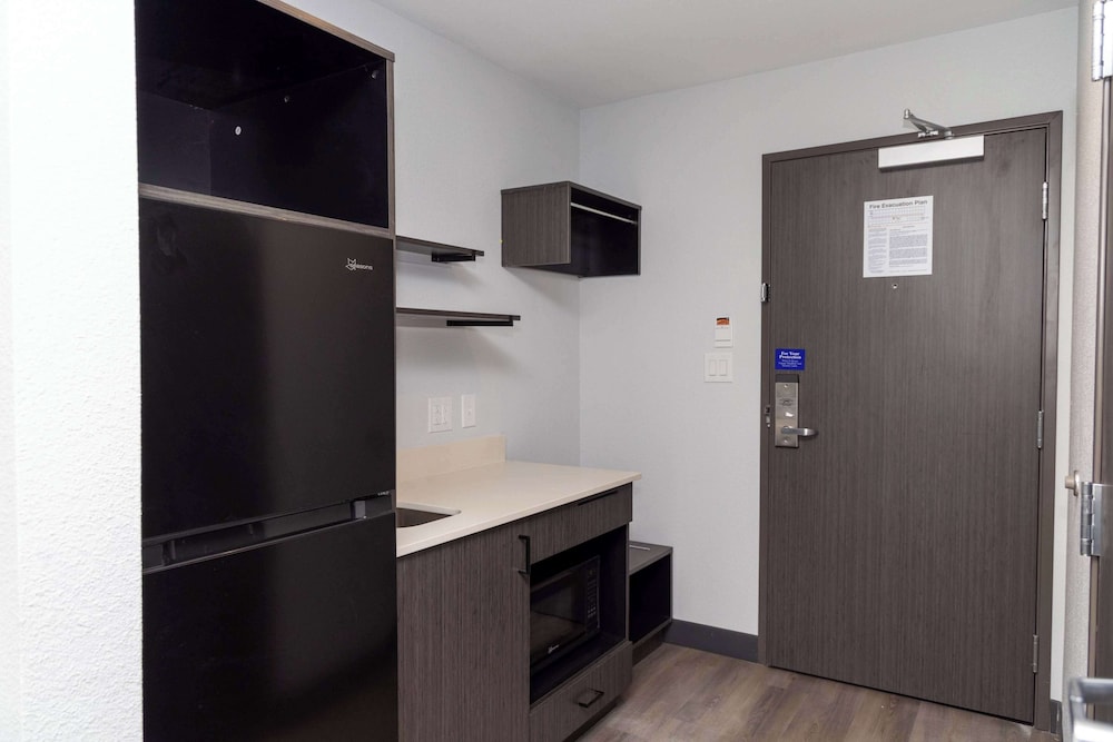 Standard Room, 1 King Bed, Non Smoking, Kitchenette - Photo 5