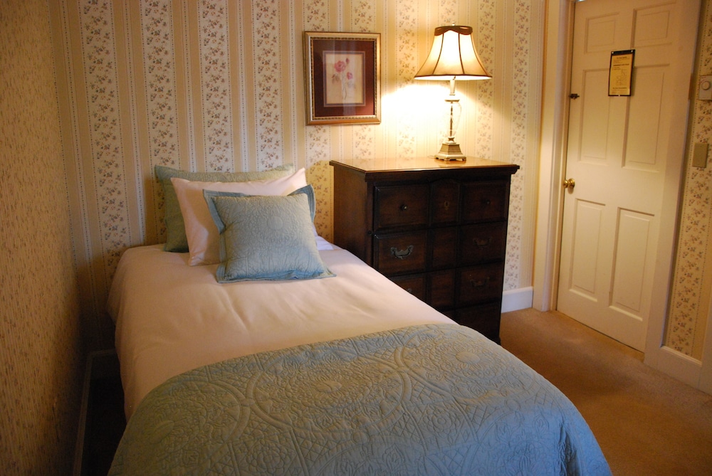 Room 6 - One Queen Bed and Twin Bed with Private Bath photo 3