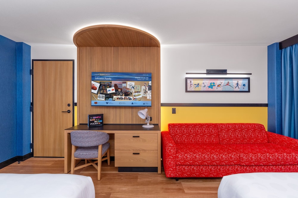 Premium View - Club Level - Two Queen Beds and Day Bed - Photo 3