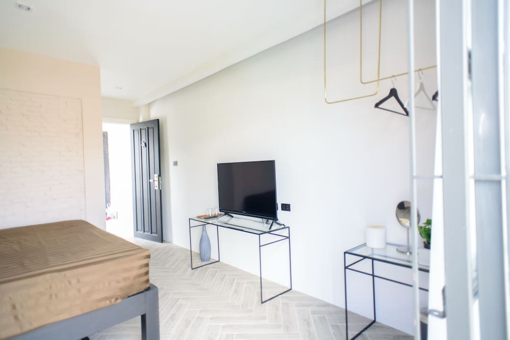 Design Double Room, 1 King Bed, Non Smoking, City View photo 2