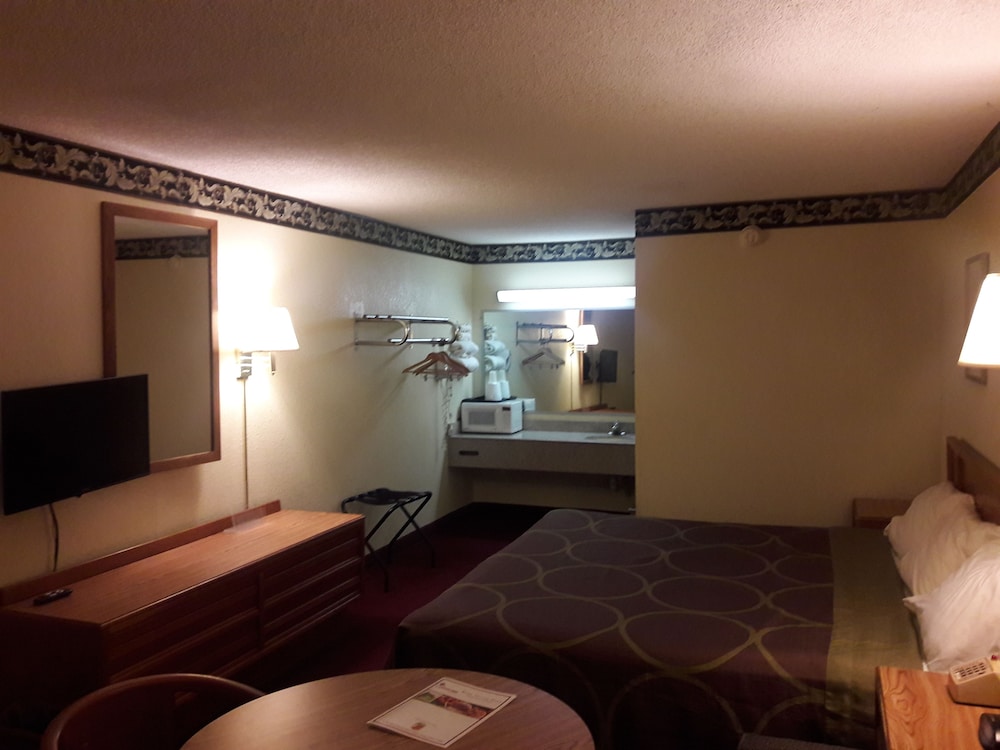 Standard Room, 1 King Bed, Non Smoking photo 3