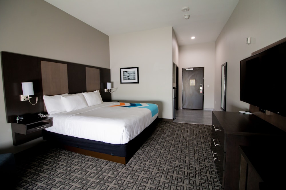 Standard Room, 1 King Bed photo 3
