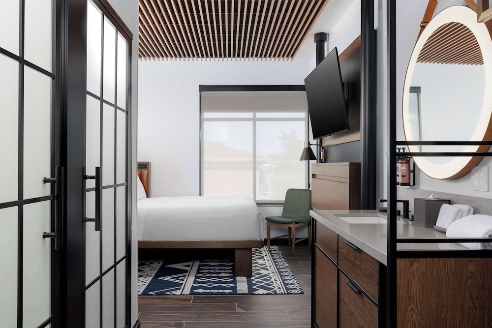 Room, 1 Queen Bed, Corner - Photo 1