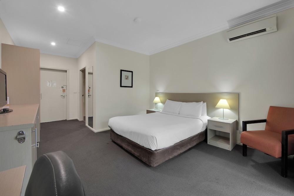 Deluxe Queen Room (Pet Friendly) - Photo 3
