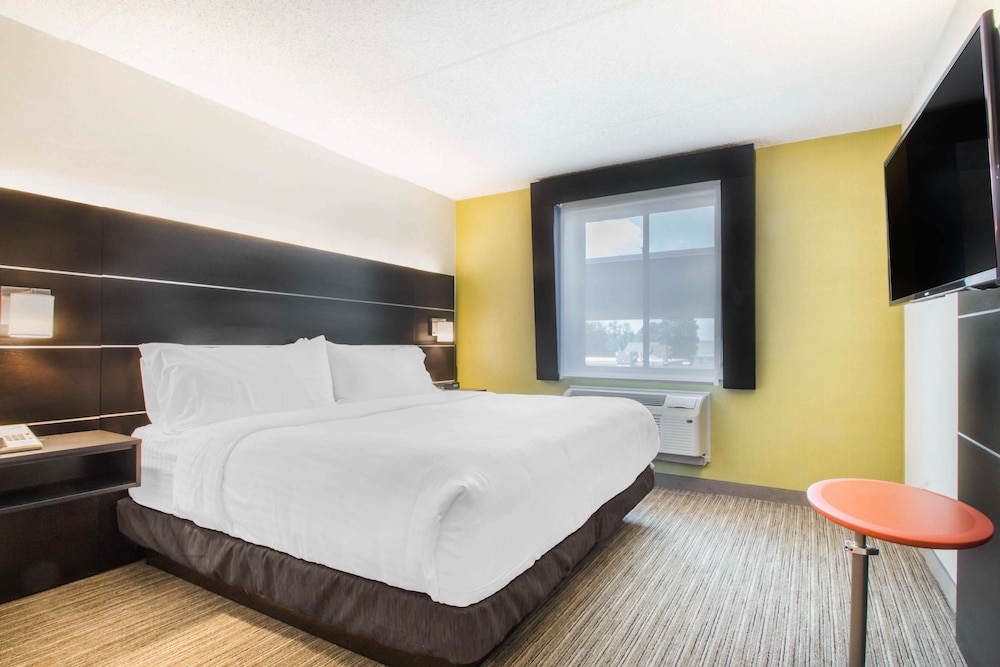 Suite, 1 King Bed with Sofa bed (Accessible Tub) photo 2