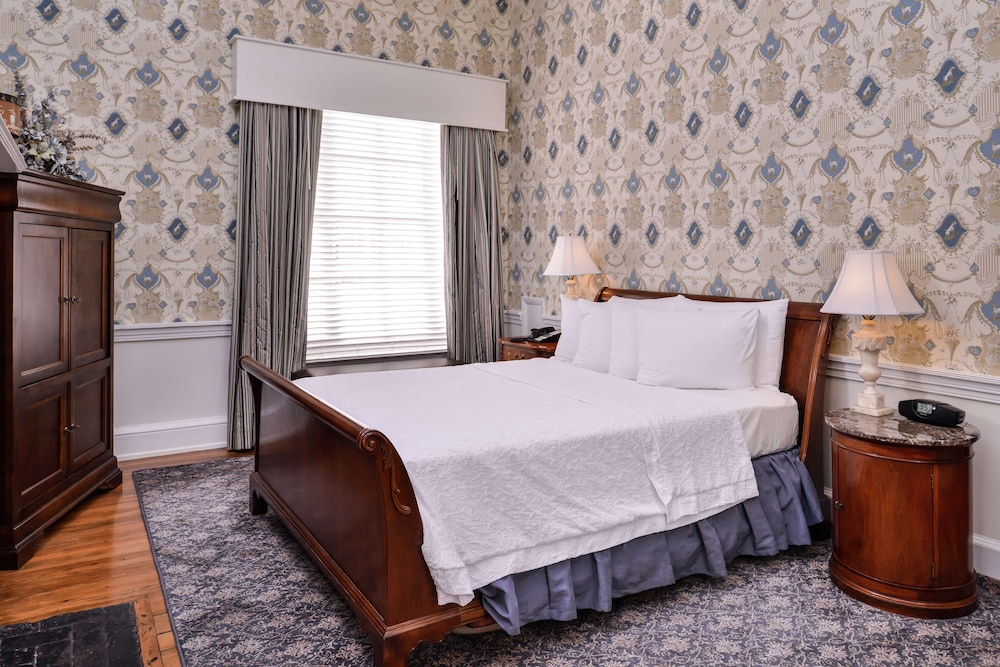 Room, 1 Queen Bed, Fireplace photo 2