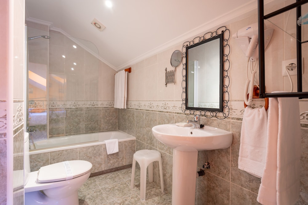 Double Room, Private Bathroom (Abuhardillada) photo 3