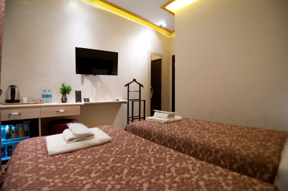 Economy Twin Room, City View photo 2