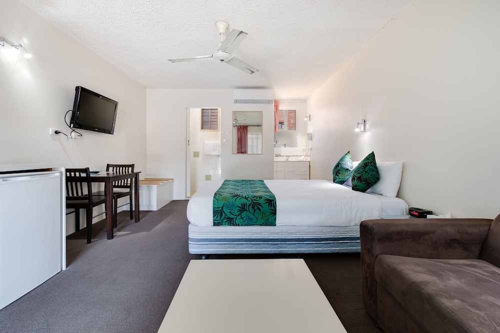 Executive Room, 1 Queen Bed, Microwave photo 2
