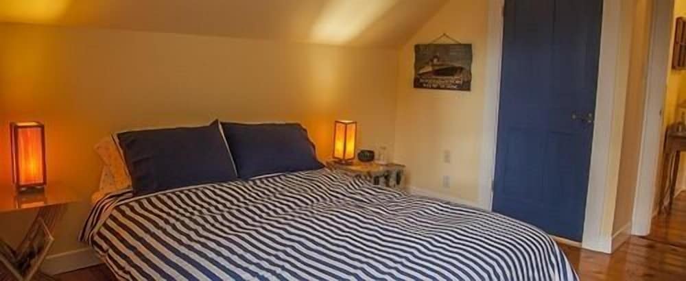 Standard Room, 1 Queen Bed, Private Bathroom