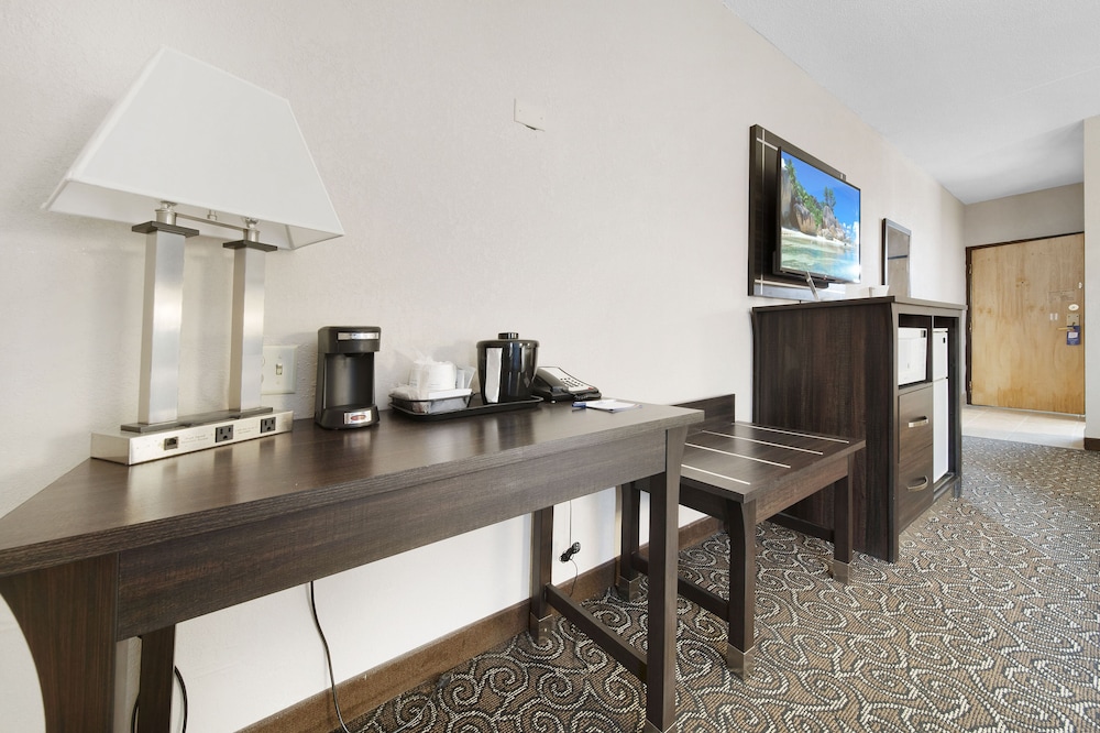 Standard Room, 1 King Bed, Non Smoking - Photo 12