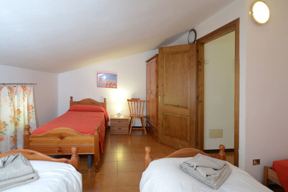 Family House, Multiple Bedrooms, 2 Bathrooms, Mountainside (Oasi E Relax)
