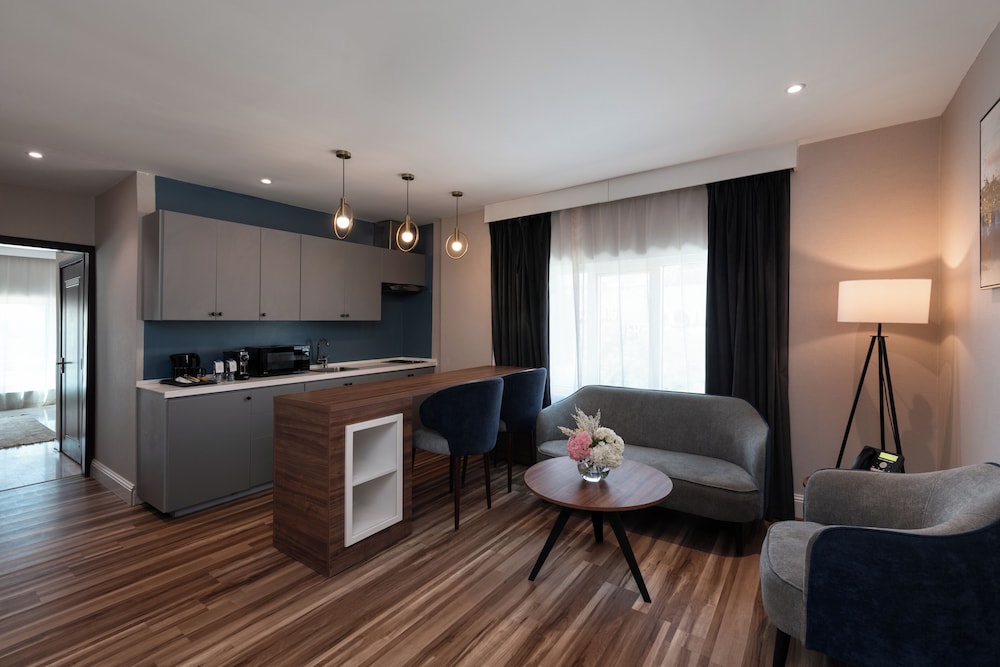 Junior Suite, 1 King Bed, City View photo 3