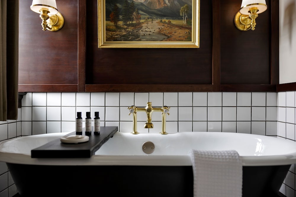 Superior Room, Bathtub photo 1