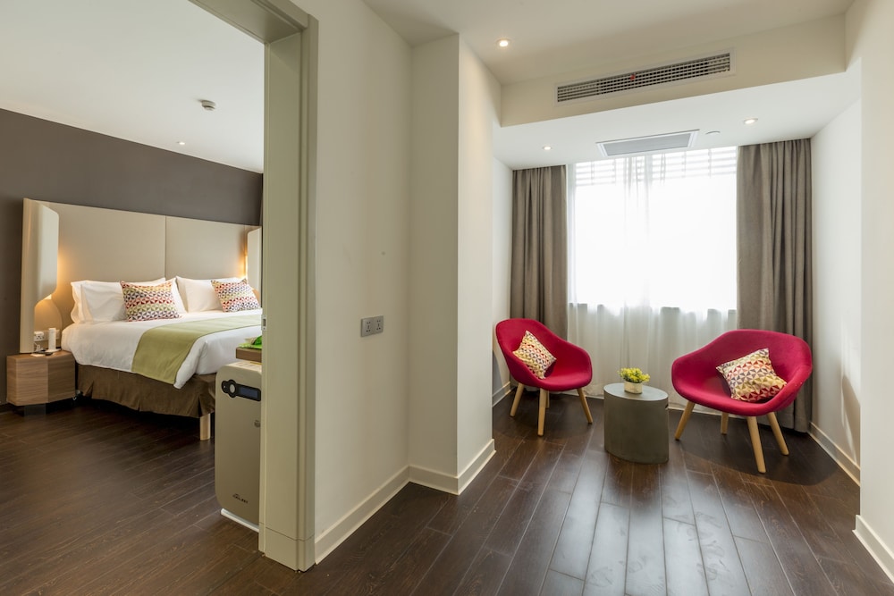 Superior Room, 1 Queen Bed photo 2