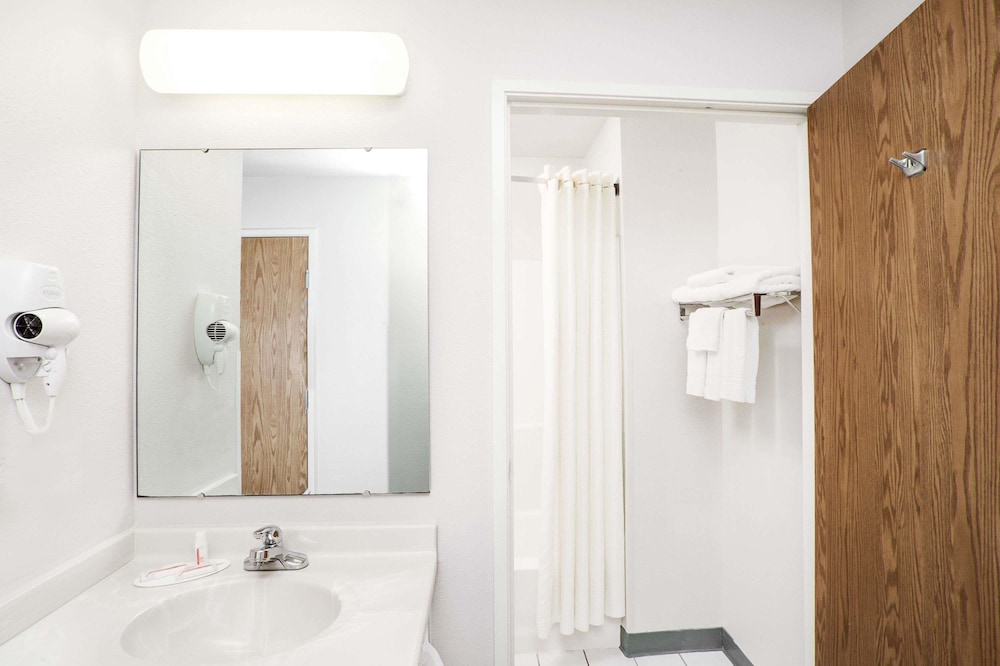 Standard Room, 2 Queen Beds - Photo 4