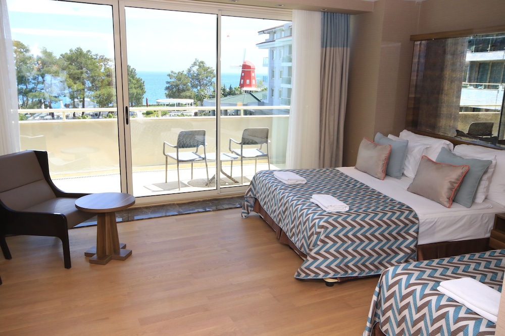 Deluxe Double Room, Sea View thumbnail 5