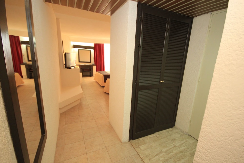 Junior Suite, 2 Double Beds - Photo 4