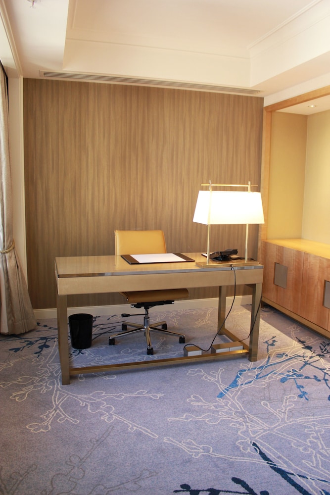 Ambassador Suite, Lounge Access, High Floor