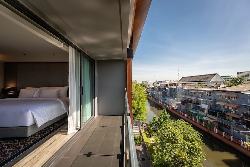 Deluxe Room, 1 King Bed, Balcony