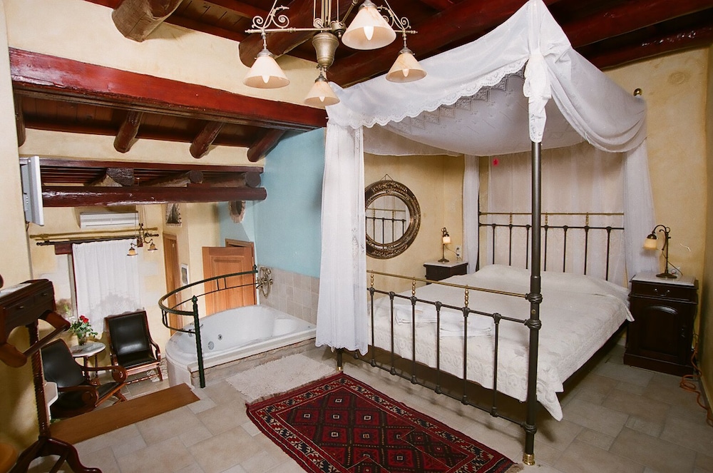 Deluxe Suite, Jetted Tub