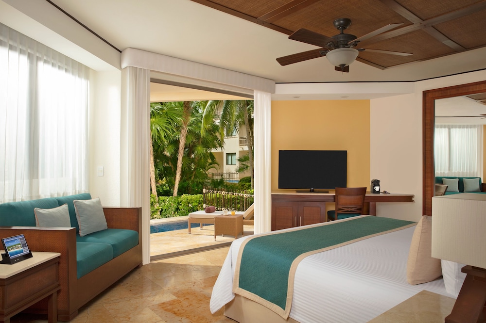 Premium Deluxe with Plunge Pool King Bed - Photo 1