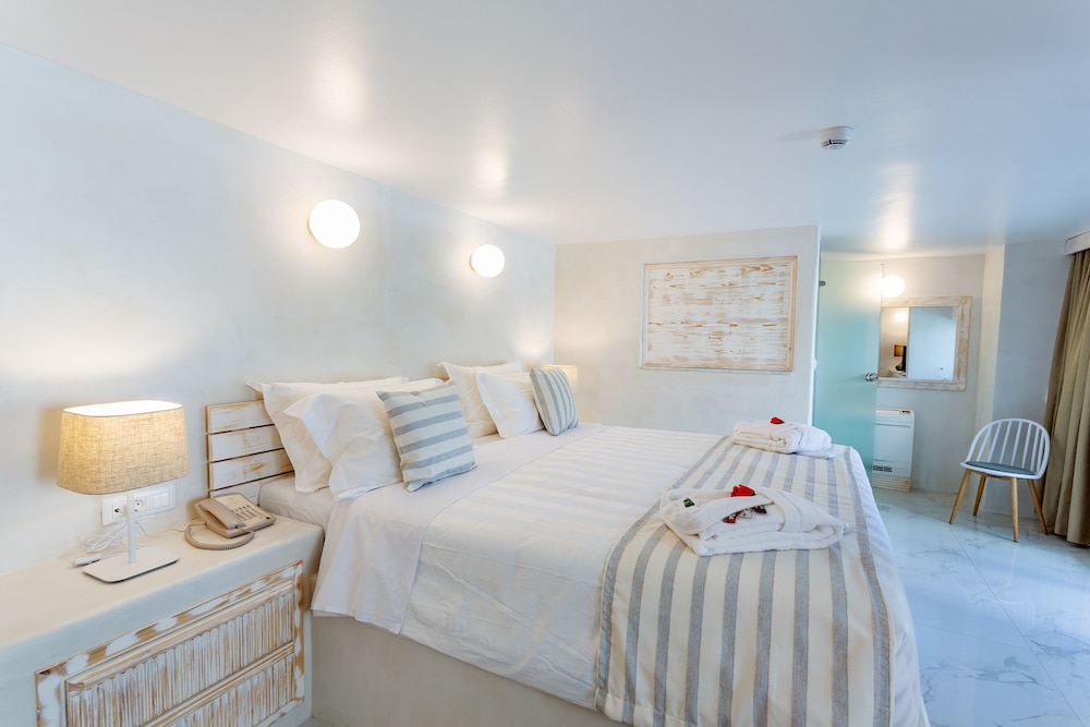 City Suite, 1 King Bed, Pool View photo 3