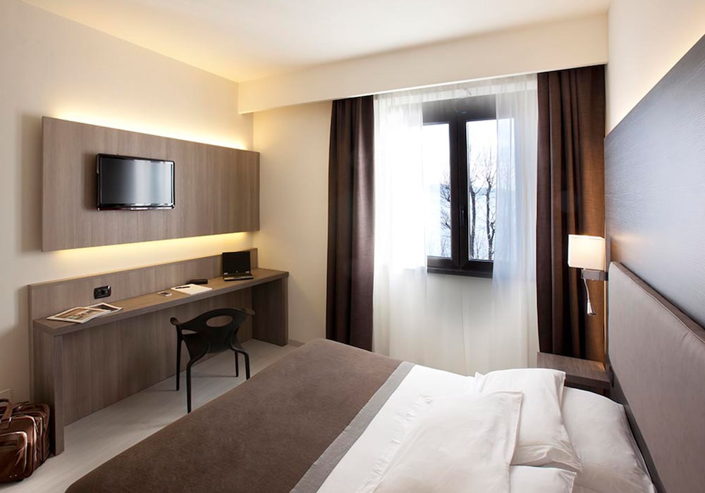 Superior Room, 1 Queen Bed, Partial Lake View - Photo 3