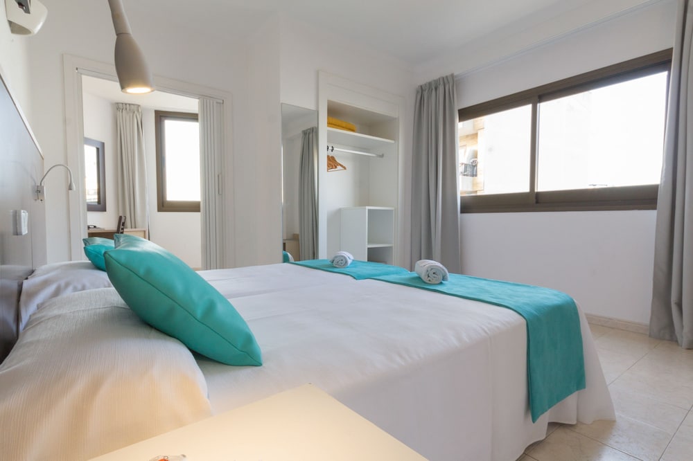 Habitación Triple Comfort, Balcón (Comfy Tribe)