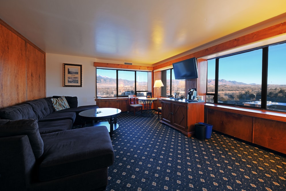 Executive Suite, 1 King Bed with Sofa bed, Non Smoking, Mountain View (One-Bedroom) - Photo 5
