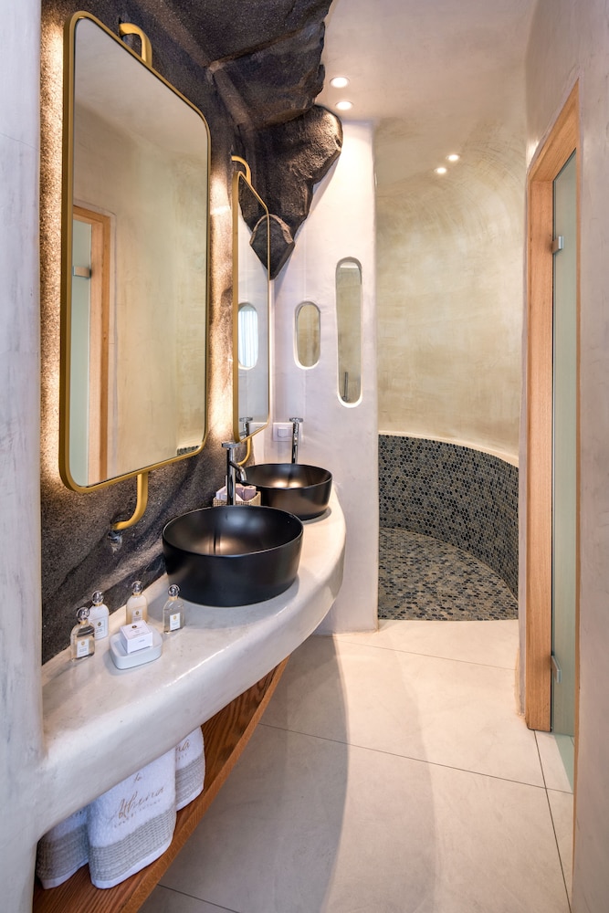 Superior Suite with Outdoor Jacuzzi - Photo 5
