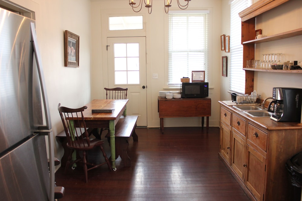 Vineyard Cottage Whole House Rental photo 2