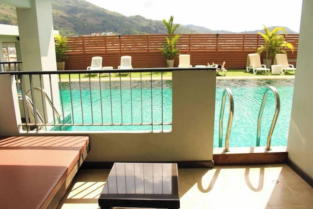 Premier Room, Pool Access photo 2