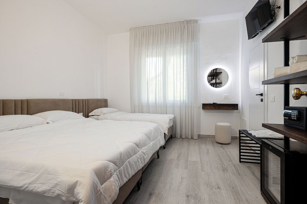 Deluxe Triple Room, 1 Bedroom, Non Smoking, Garden View