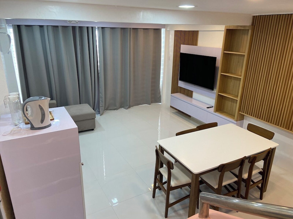 Executive Room, Non Smoking, Refrigerator & Microwave - Photo 1