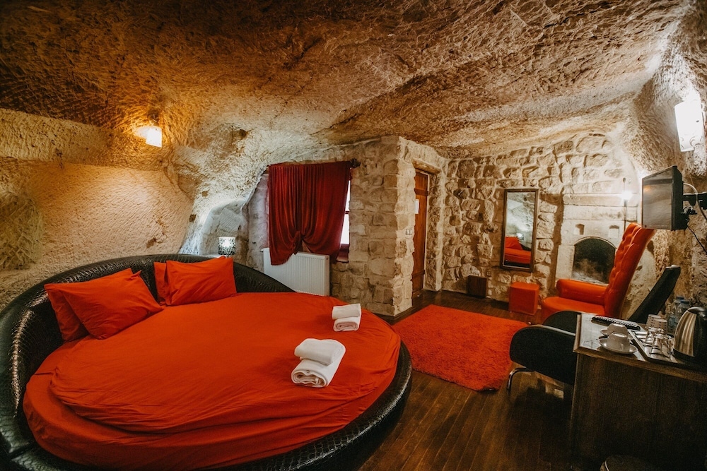 Suite Cave Room photo 2