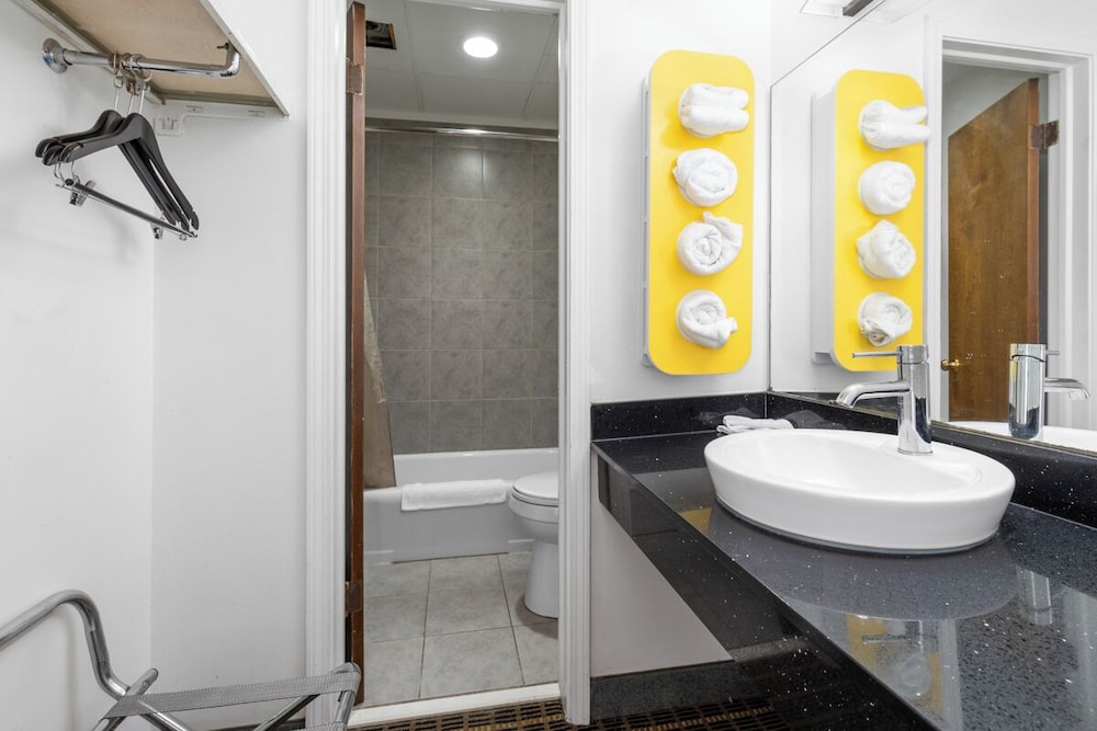 Deluxe Room, 2 Double Beds, Non Smoking, Refrigerator & Microwave - Photo 6