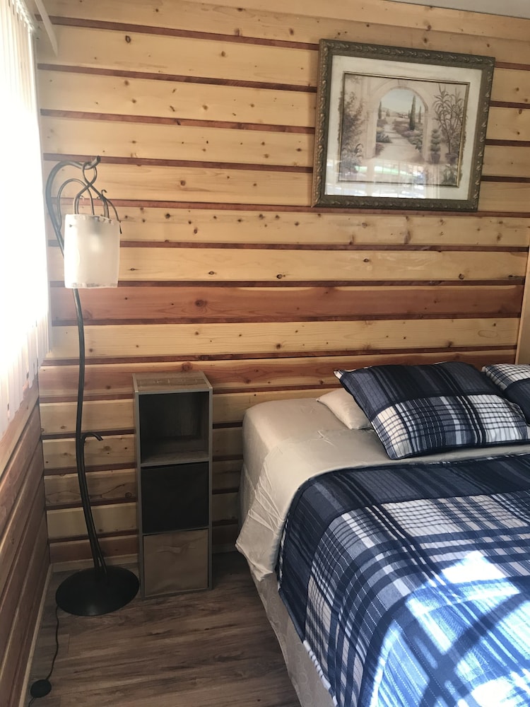 Standard Cabin, 1 King Bed (Cabin 7) photo 1