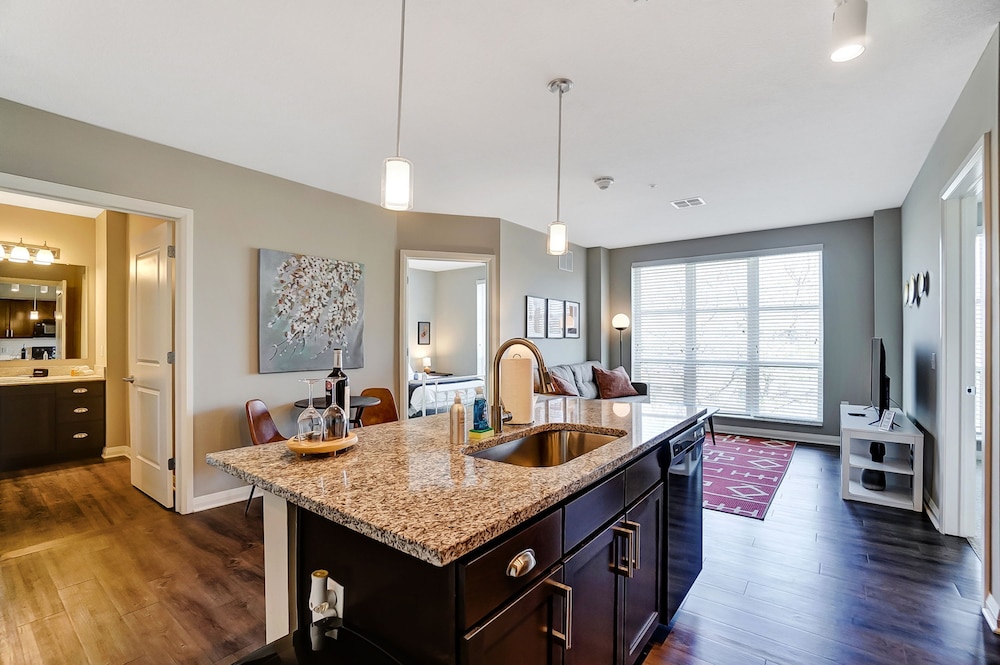 Downtown Designer 2BR Parking W D Gym Pool, Foto 10