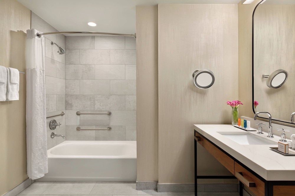 Suite, 1 Bedroom, Balcony (Mobility/Hearing Accessible, Tub) - Photo 11