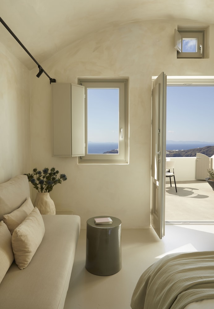 Serenity Suite with Plunge Pool and Caldera View - Photo 2