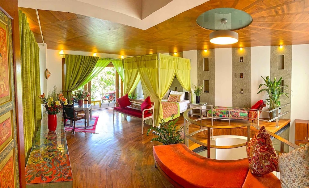 Panoramic Suite, Lake View, Mezzanine photo 3